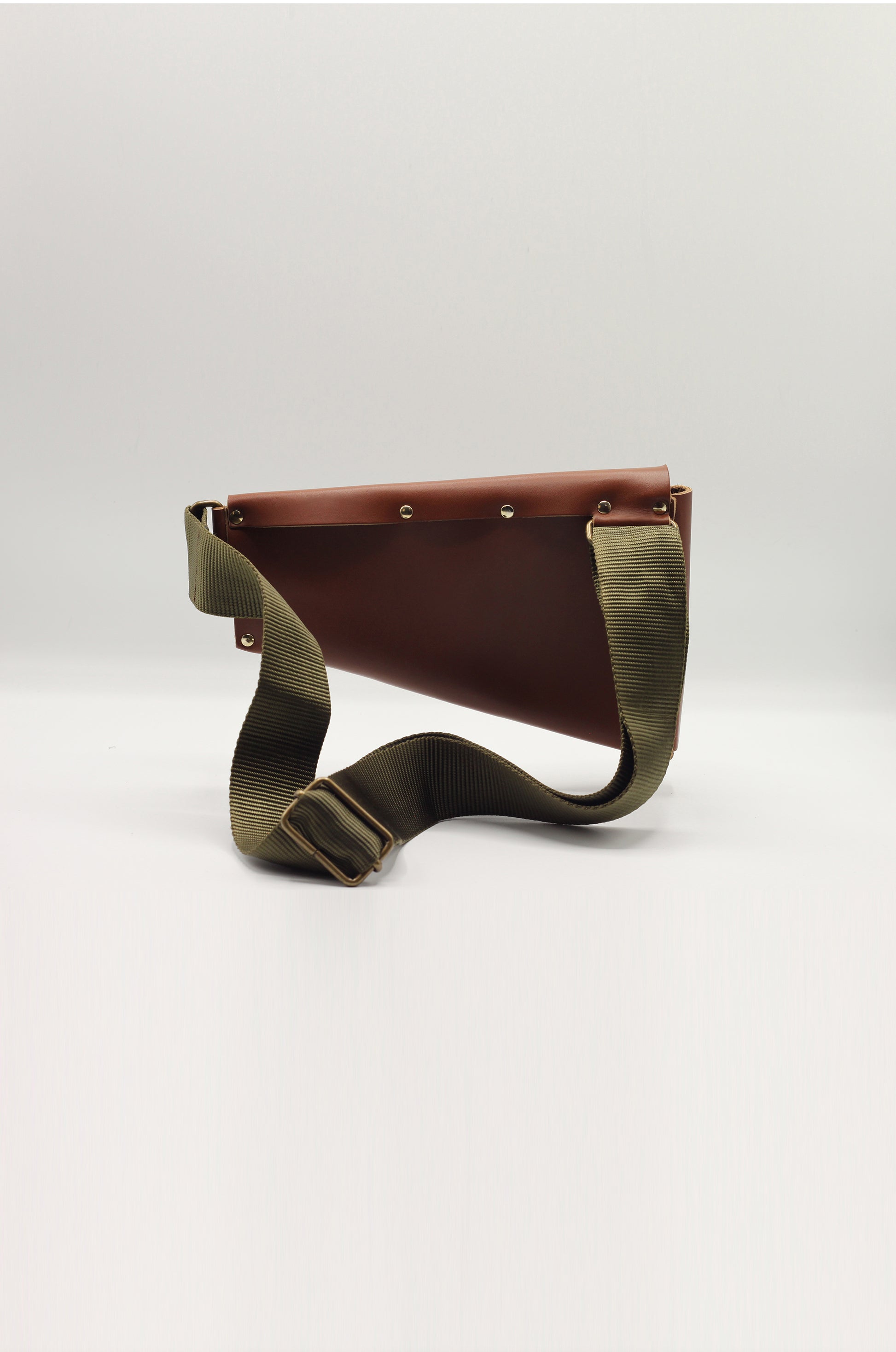 Ginès Atelier - créatif sac banane porte-monnaie ceinture en cuir personnalisé Paris - DIY Cuir personnalisation - Maroquinerie modèle unique - édition limitée fait main cuir upcyclé