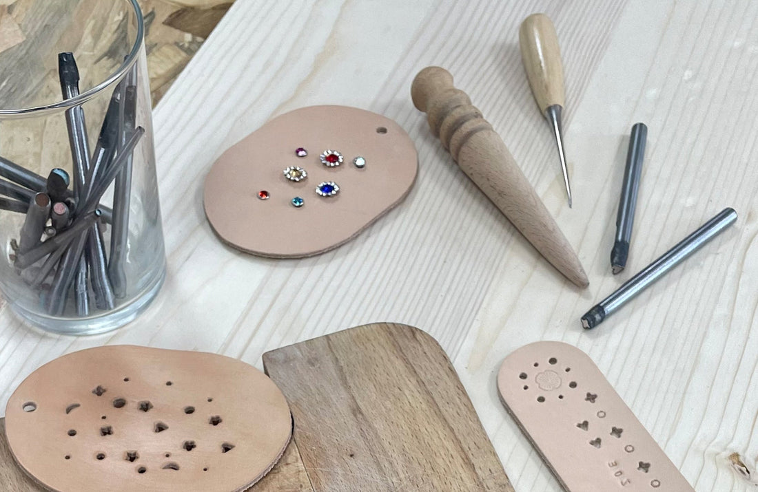Les 7 outils indispensables pour débuter la maroquinerie artisanale